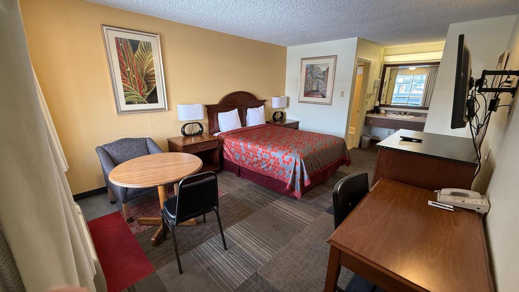Queen Room with One Queen Bed - Non-Smoking
